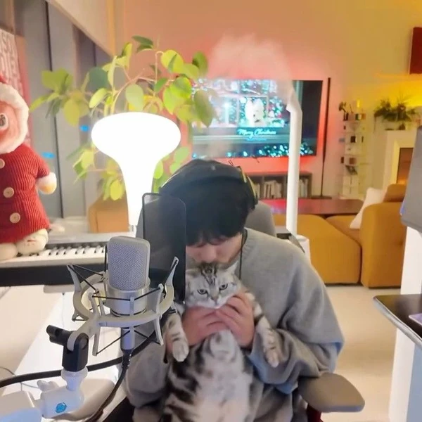 The most loved look of Ahn Hyoseop today