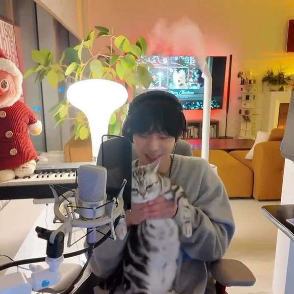 The most loved look of Ahn Hyoseop today