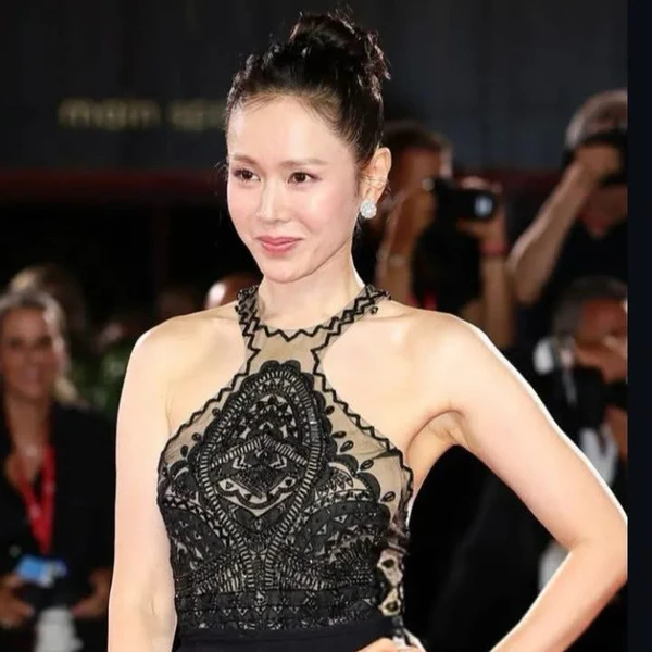 Foto populer Son Yejin yang penuh cinta dari penggemar