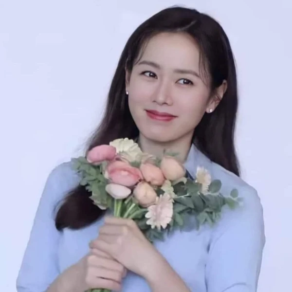 Foto populer Son Yejin yang penuh cinta dari penggemar