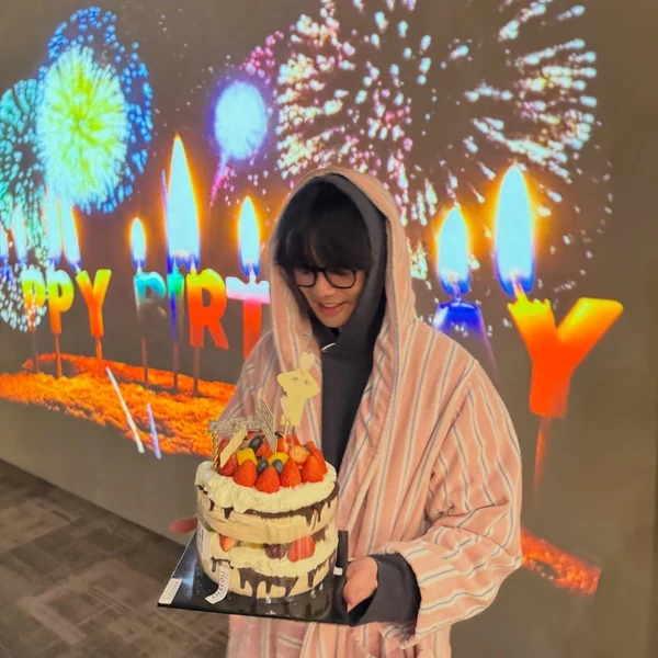 Popular photo full of fans’ love for Park Seojoon