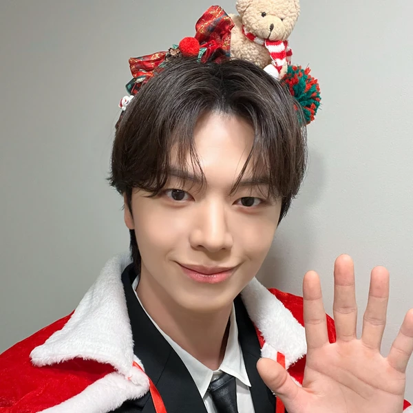 Popular photo full of fans’ love for Yook Sungjae