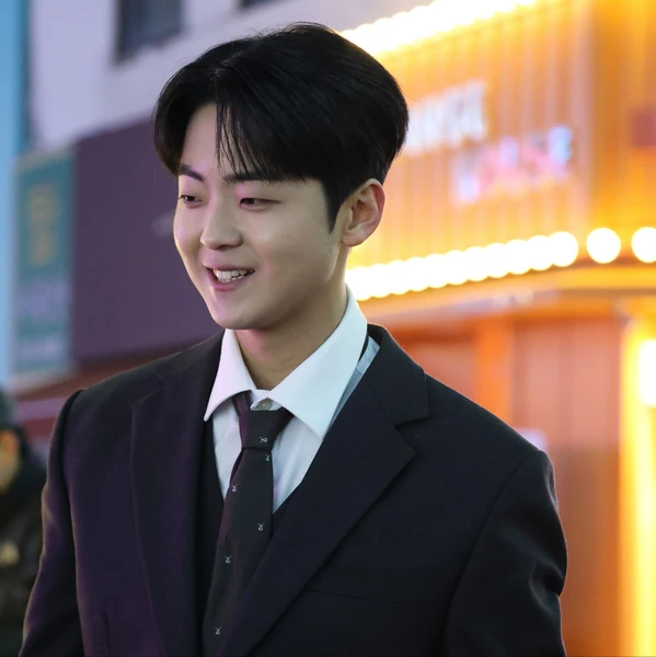 The most loved look of Park Minsu today