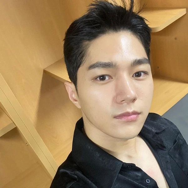 Popular photo full of fans’ love for Kim Myungsoo (L)