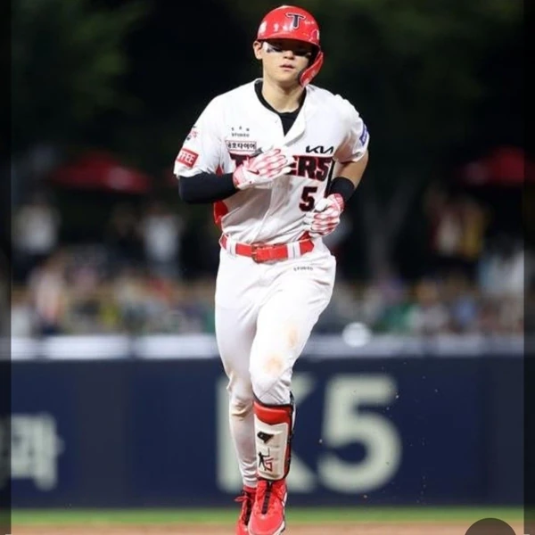 Foto utama yang menunjukkan pesona Kim Doyoung