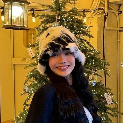 The most loved look of Kim Soyeon (2004) today