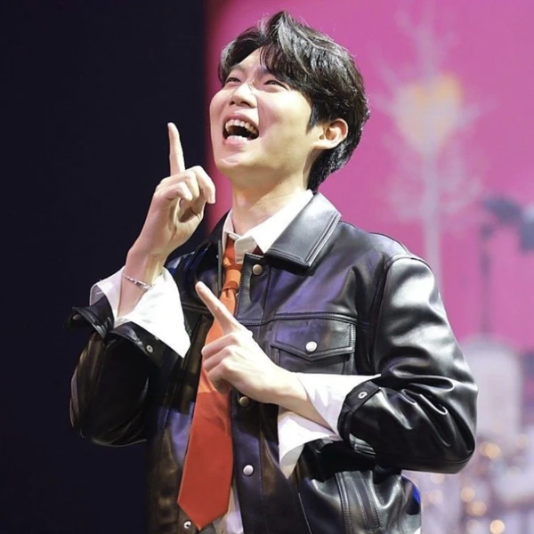 The most loved look of Son Taejin today