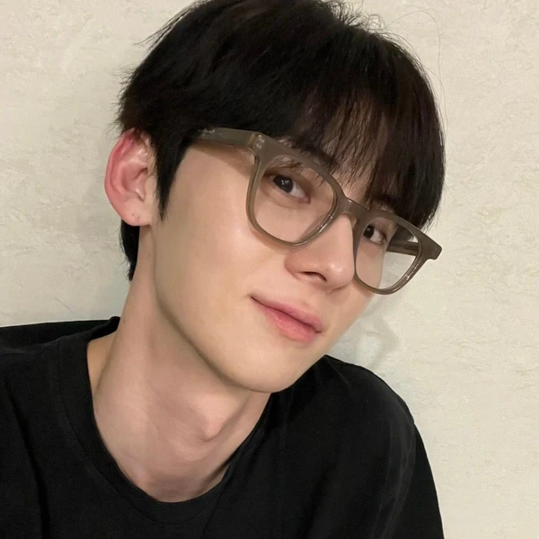 充满粉丝爱意的黃旼炫人气照片