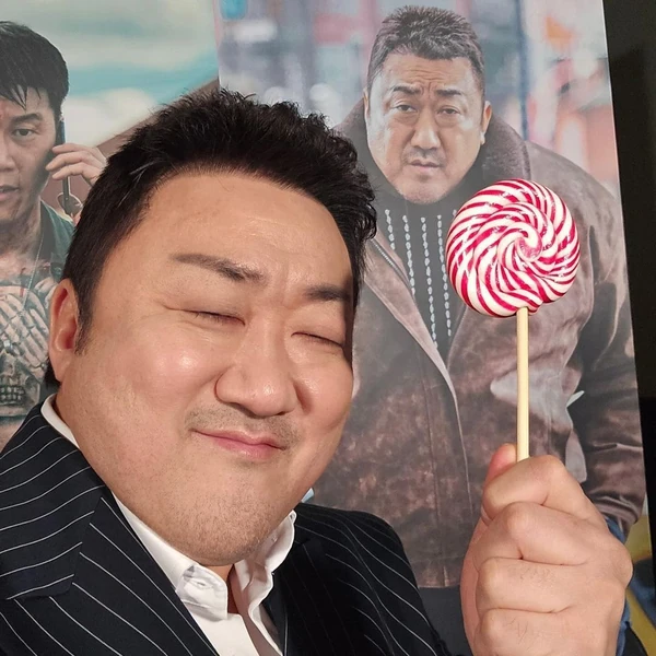 Popular photo full of fans’ love for Ma DongSeok