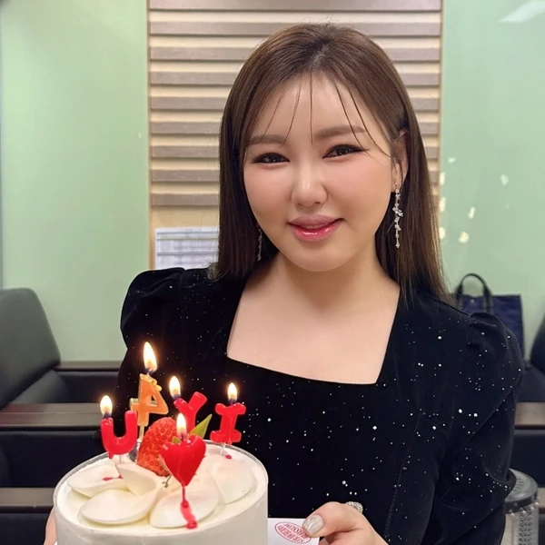 Foto populer Song Gain yang penuh cinta dari penggemar