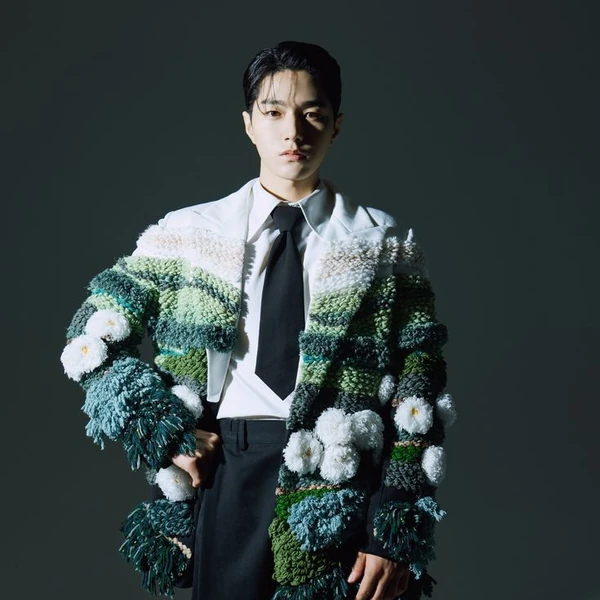 Popular photo full of fans’ love for Kim Myungsoo (L)