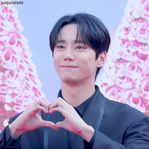 Popular photo full of fans’ love for Lee Junyoung