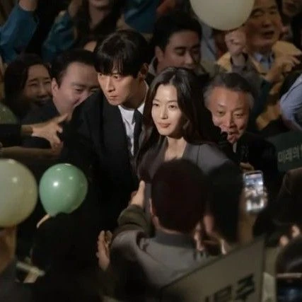 Popular photo full of fans’ love for Kang Dongwon