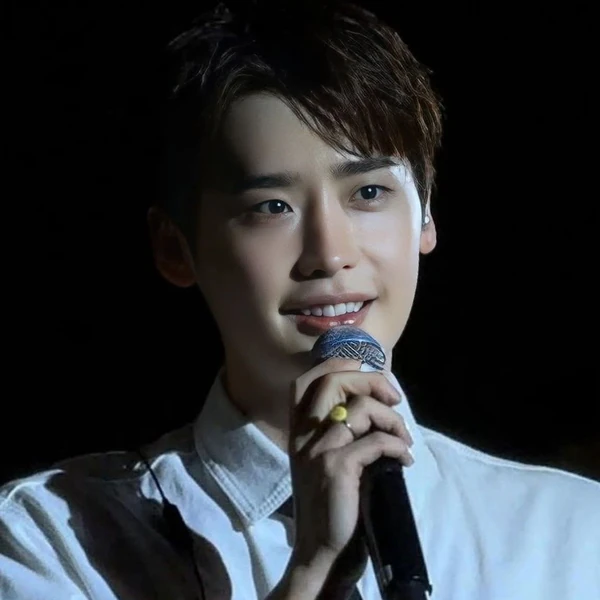 Popular photo full of fans’ love for Lee Jongsuk