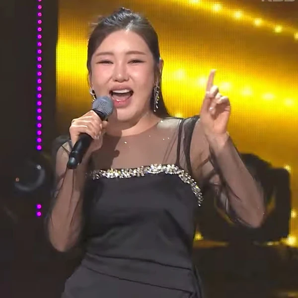 Popular photo full of fans’ love for Song Gain