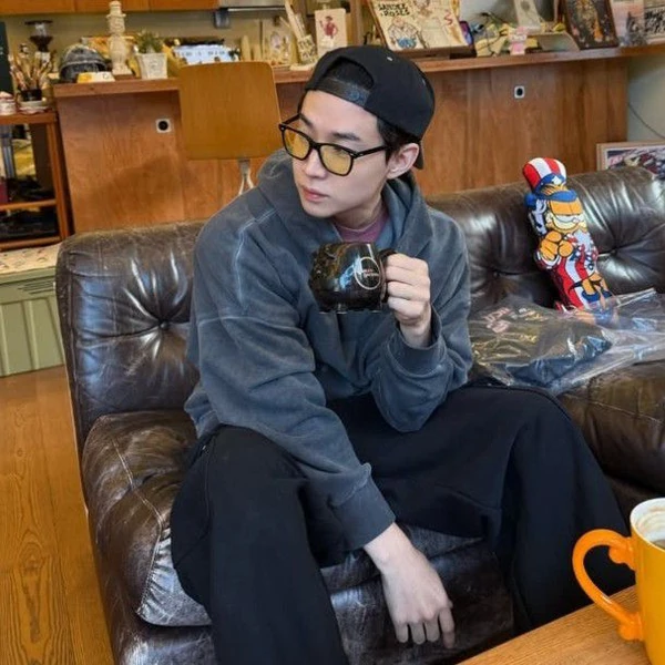 Popular photo full of fans’ love for Henry