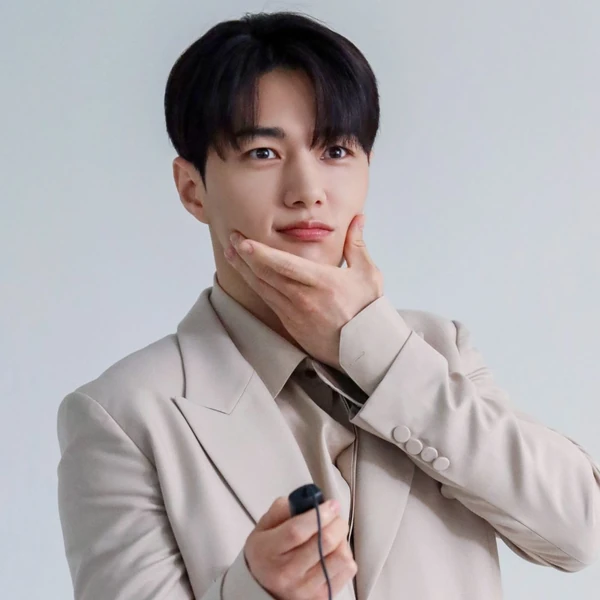 Popular photo full of fans’ love for Kim Myungsoo (L)