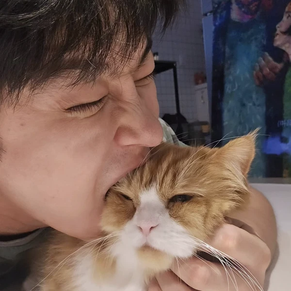 Popular photo full of fans’ love for Yoon Kyunsang