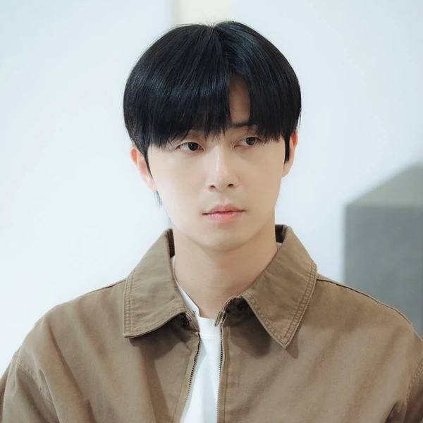 The most loved look of Park Seojoon today