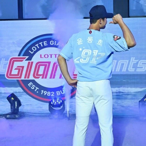 Today’s standout profile photo of Yoon Donghee on Choeaedol Celeb