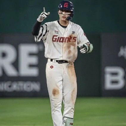 Popular profile photo of Yoon Donghee loved by fans