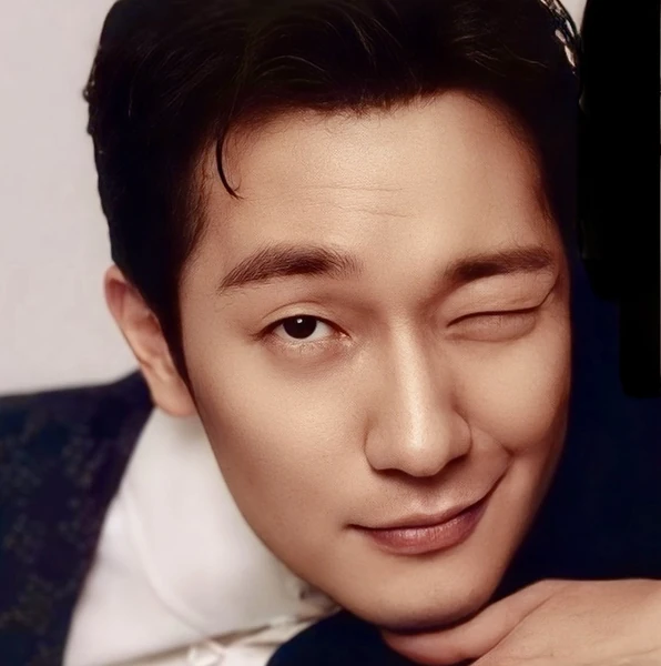 The most loved look of Son Seokkoo today