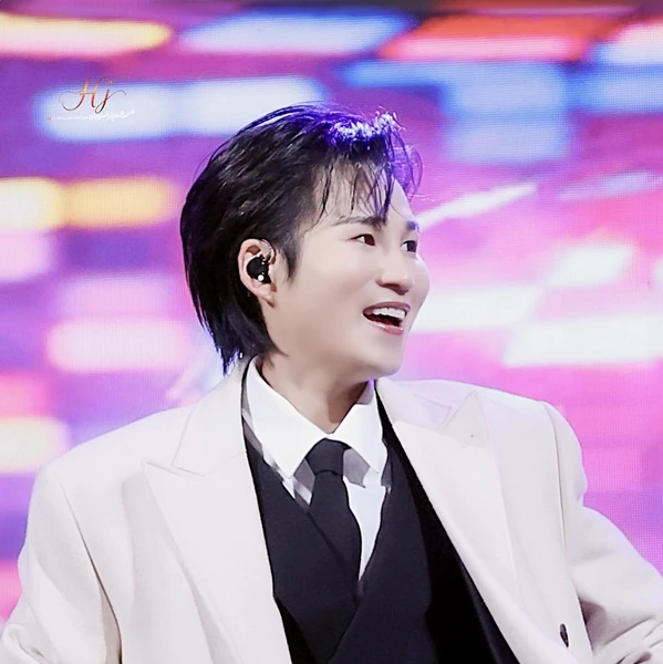 充满粉丝爱意的金熙栽人气照片