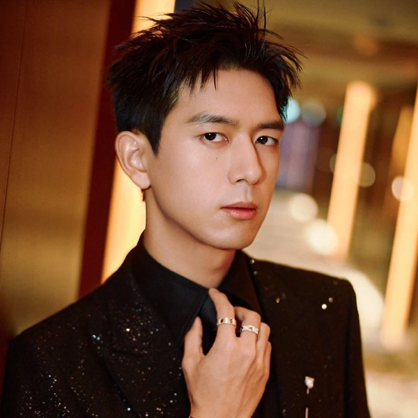 Popular photo full of fans’ love for Li Xian