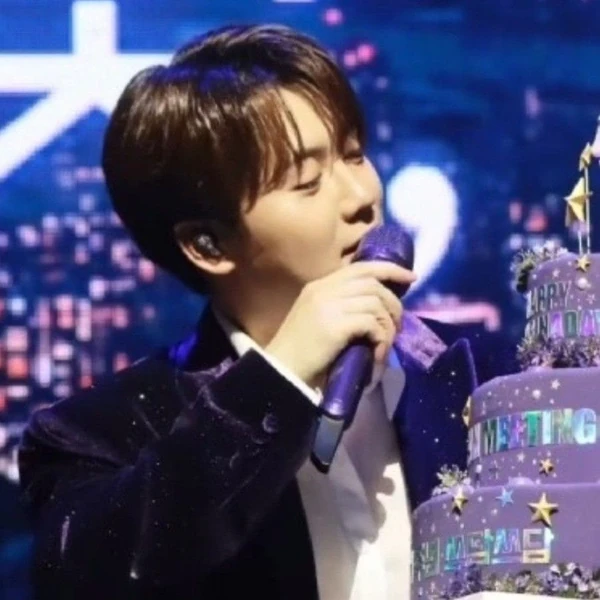 Popular photo full of fans’ love for Son Binah