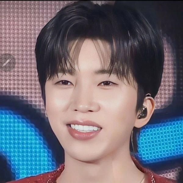 Popular photo full of fans’ love for Lim Youngwoong