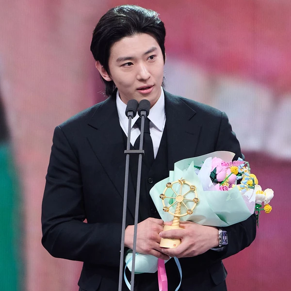 Popular photo full of fans’ love for Dex