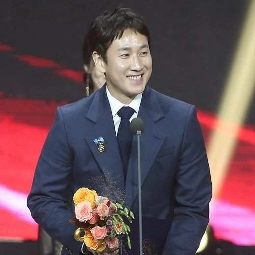 The most loved look of Lee Sunkyun today