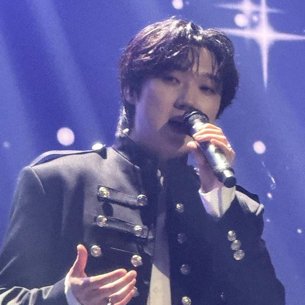 Popular photo full of fans’ love for Forestella