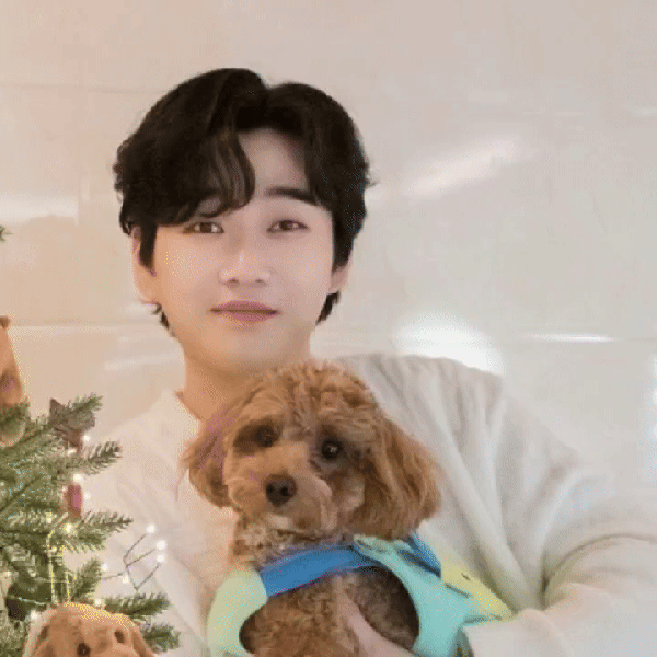 Popular photo full of fans’ love for Hwang Youngwoong