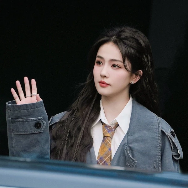 The most loved look of Bai Lu today