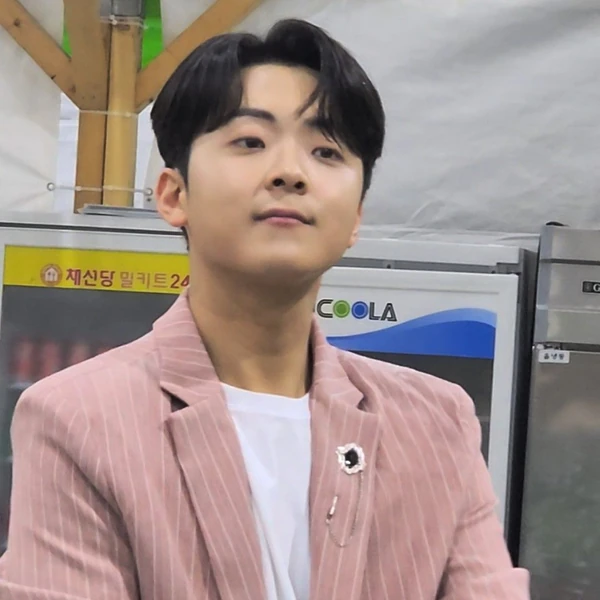 Popular photo full of fans’ love for Park Minsu