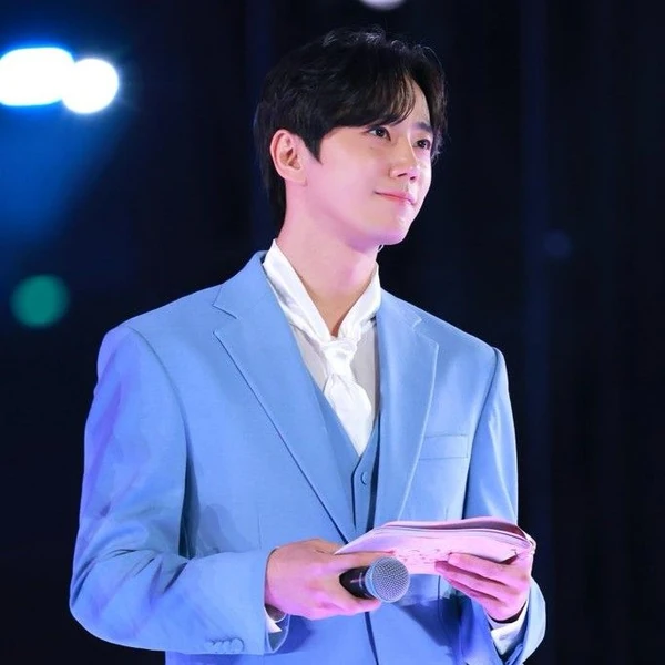 Popular photo full of fans’ love for Lee Junyoung