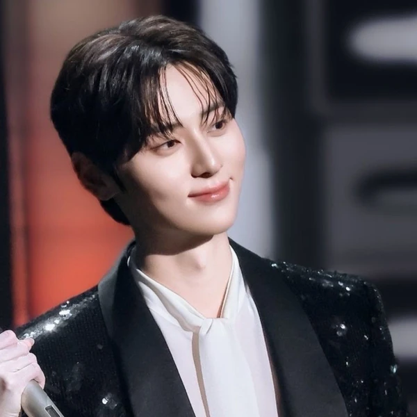 The most loved look of Hwang Minhyun today