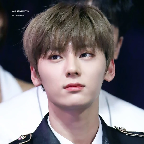 Popular photo full of fans’ love for Hwang Minhyun