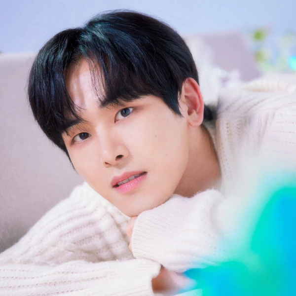 Popular photo full of fans’ love for Hoya