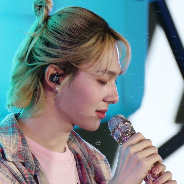 Popular photo full of fans’ love for NuNew