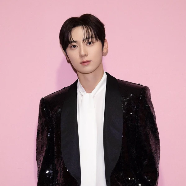Popular photo full of fans’ love for Hwang Minhyun