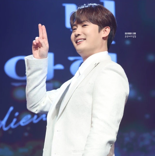 Popular photo full of fans’ love for Son Binah