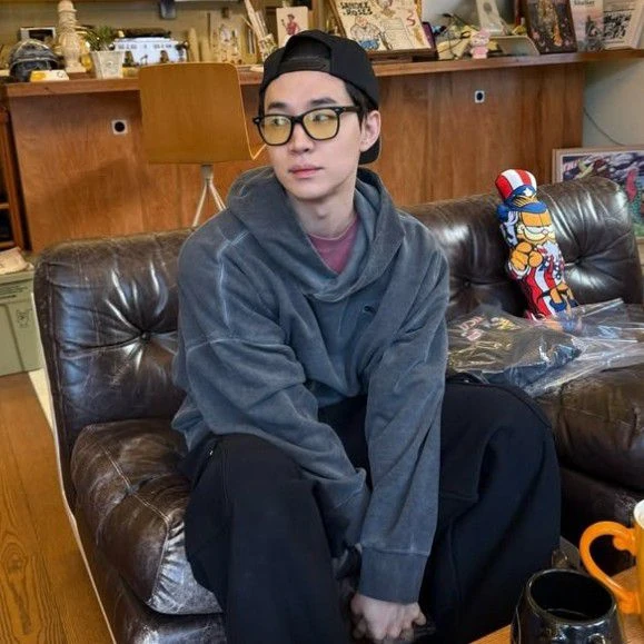 Popular photo full of fans’ love for Henry