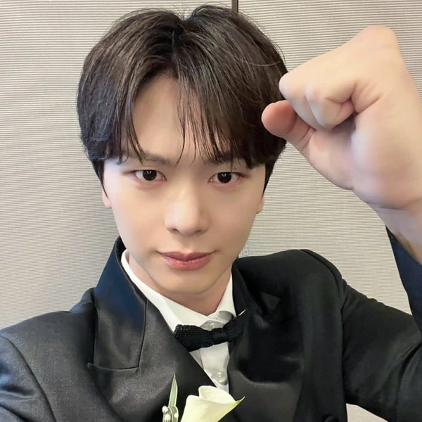 Foto populer Yook Sungjae yang penuh cinta dari penggemar