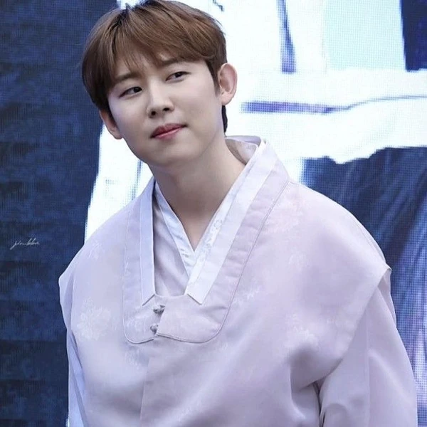 Popular photo full of fans’ love for Jinuk