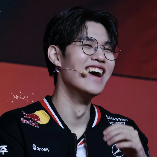 Popular photo full of fans’ love for Oner