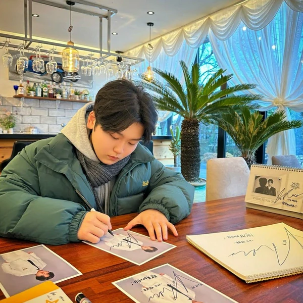 Popular photo full of fans’ love for Park Sungon