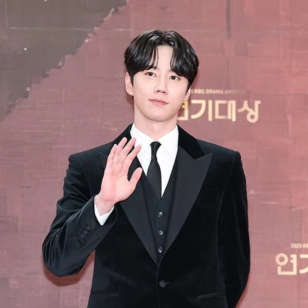 今天最受喜爱的李浚荣模样