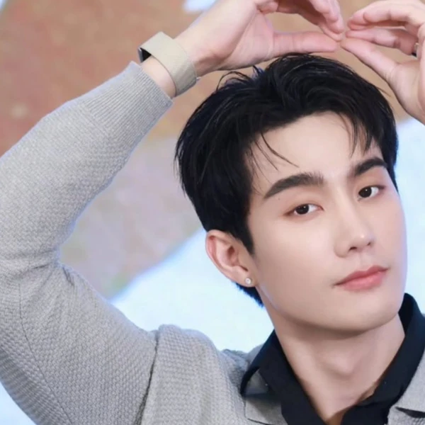 Foto populer Force Jiratchapong Srisang yang penuh cinta dari penggemar